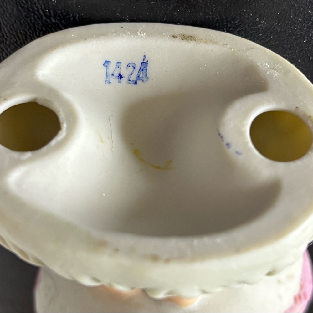 Vintage Homco porcelain figurine of a girl with a bunny & carrots pre-owned - Picture 4 of 4